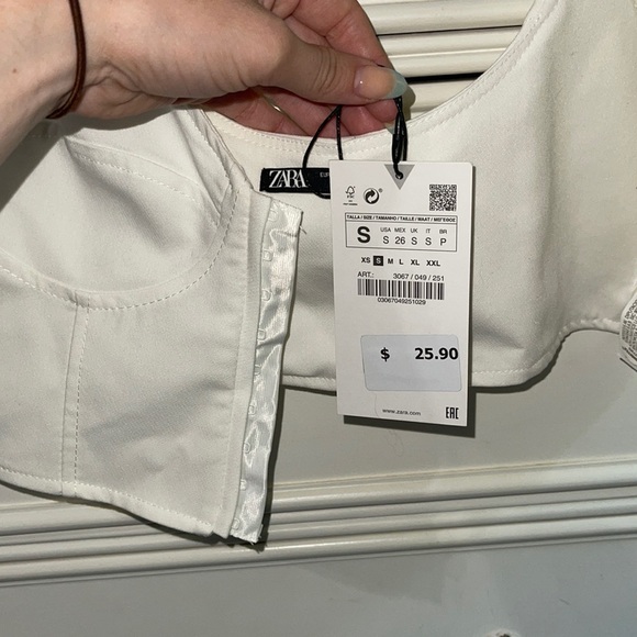 Zara Tops Zara White Cropped Tank With Clasps In The Front Poshmark
